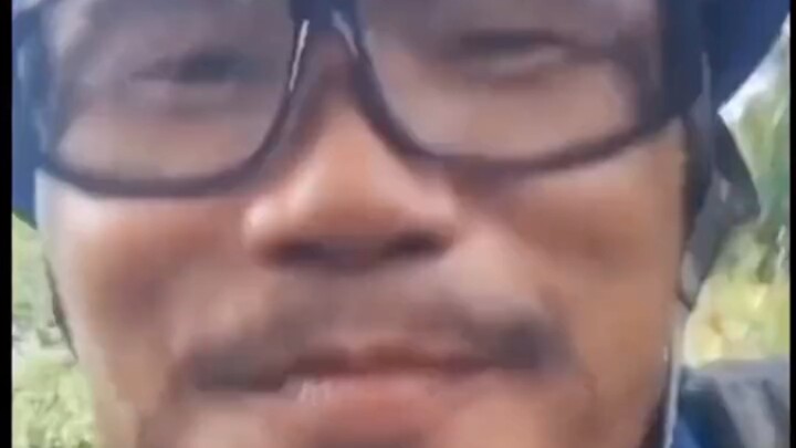 Siang hari kerja keras di lokasi proyek, malamnya bersenang-senang di KTV 🐸