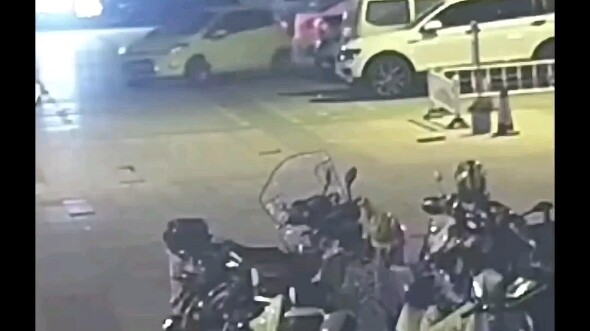 ระทึก! หญิงขับรถเสียหลัก พุ่งพรวดไปทั่วโรงพยาบาล