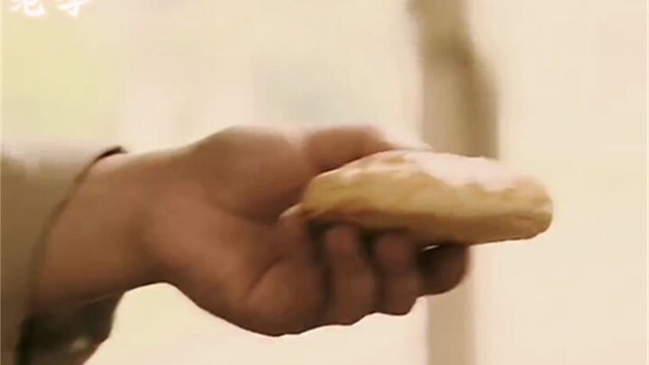 ลูกน้องตัวดีเอาขนมไหว้พระจันทร์ดีๆ ให้ผู้นำ แต่เอาขนมคุณภาพแย่ให้คนงานจนโดนตี สมควรแล้ว!