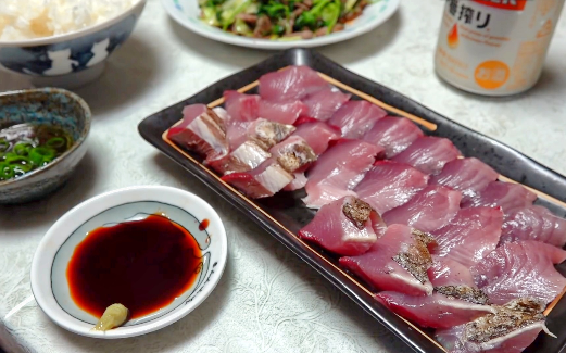 [Nghiện sashimi] Cơm sashimi cá ngừ vằn tươi rói vừa mới câu