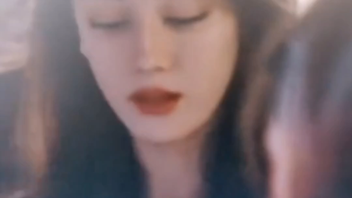 นิยายไม่ได้หลอกฉันเลย! ที่จริงแล้ว ที่พระเอกในนิยายบอกว่า 'เธอเทียบไม่ได้แม้แต่เส้นผมเดียวของเธอ' นั