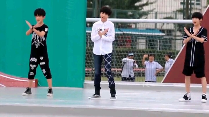 粉丝没看过系列：三只这是在路演嘛