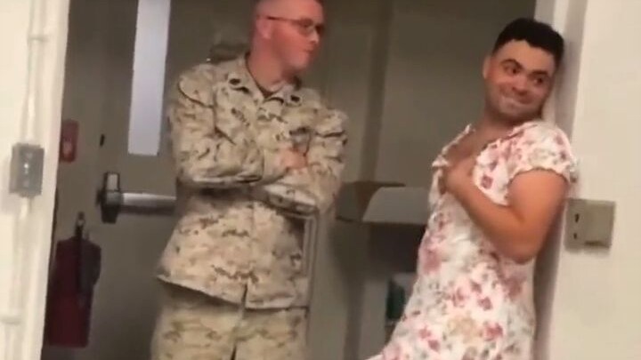 Vừa quay đầu lại, sếp đã đứng ngay sau lưng.