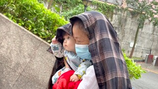 她居然会自己拉住衣服遮雨耶