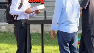 خداع المارة بحمل كتاب يزن 20 كجم