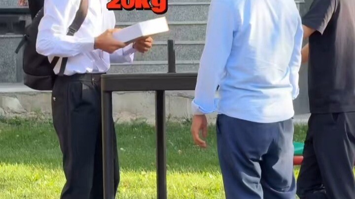 خداع المارة بحمل كتاب يزن 20 كجم