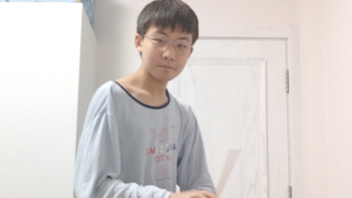 14-Year-Old Teen Successfully Breaks Chopsticks with a Punch