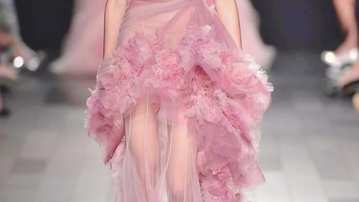 Isn’t this just like a flower fairy from a novel?! The celebrity designer really knows what girls wa