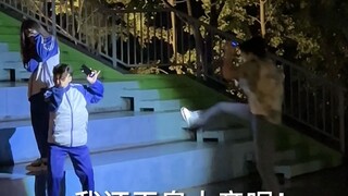 相当炸裂的抓小情侣！