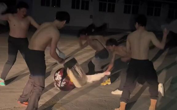 Tiểu Lam: Các bạn nghĩ chúng tôi hói vì cái gì vậy?