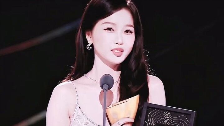 [Yu Zhou Zhong Xin] Yu Shuxin x Ding Yuxi "Chỉ cần mặc skin nhân vật là có thể làm được mọi thứ mình