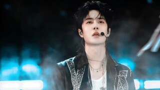 后边的伴舞浅浅摸一下腿，王一博直接就是一个飞起来摸脚踝的大动作，真乃猛男也~