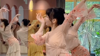 《虽然动作还没记熟》《但是大美女王老师给我拍的》《居然还开了美颜真是贴心》《集训课好累好快乐》《跳舞真是太幸福啦》