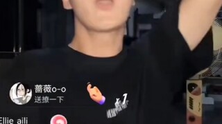ท่าเต้นอินเดียสามระดับอันน่าทึ่งของ Qin Xinyu