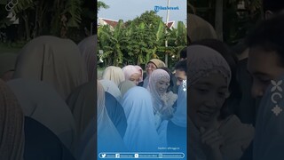 Detik-detik Duta Sheila On 7 Diserbu Emak-emak usai Salat Id, Berasa Jumpa Fans Dadakan