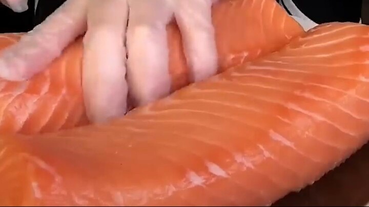 แซลมอนสีส้มสดที่คุณกินอยู่ทุกวันนี้... อาจไม่ใช่สีจากธรรมชาติเลย