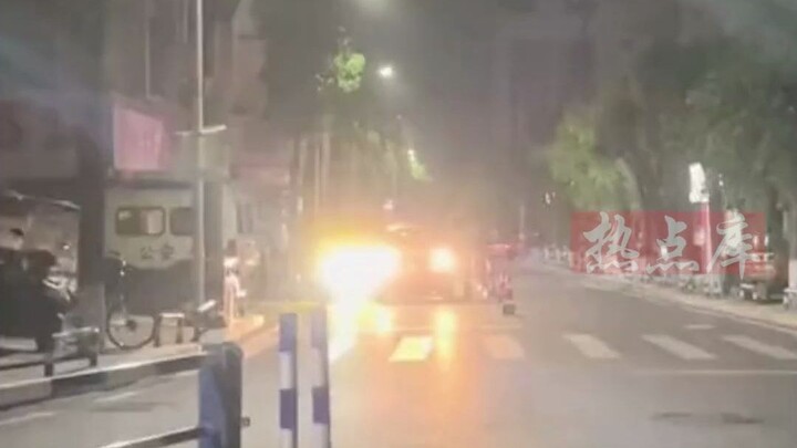 ผู้ชายฉงชิ่งติดตามข่าวซุบซิบนักขนาดไหน? ตีหนึ่งยังนั่งเรียงกันดูตำรวจตรวจวัดระดับแอลกอฮอล์!