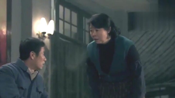 Bố tình cờ gặp con gái đang mua kem que trên phố, nhưng con bé nói rằng mình chưa ra khỏi nhà. Hóa r
