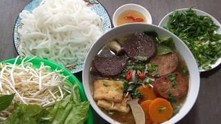 bánh canh chay. nấu nước dừa trái cây
