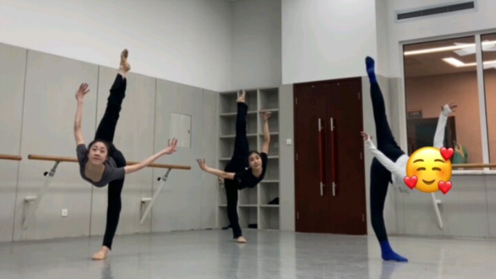In the small Beijing Dance Academy, I keep turning around
