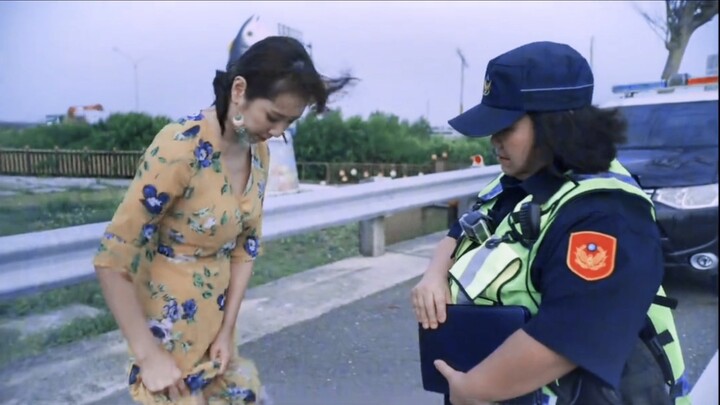 Cô vừa không dám tin rằng cô cảnh sát xinh đẹp đang gọi mình, vừa đồng cảm với nỗi khổ của người khá