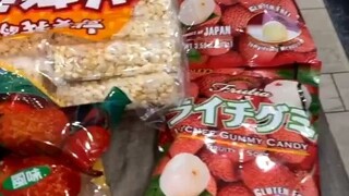 卡老师Cardi B听了粉丝的推荐，买了一大堆亚洲各地的零食...