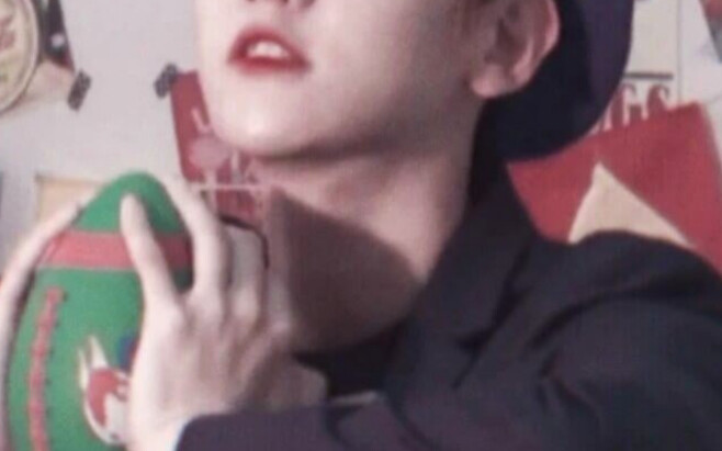 “一个转身登上南韩演艺史册级存在！被内娱抄袭海报歌曲 被偷走自己努力得来的称号/连谷歌都只认天才爱豆只有伯贤一个 半条命换来的努力得到的称号才能堂堂正正吧！”