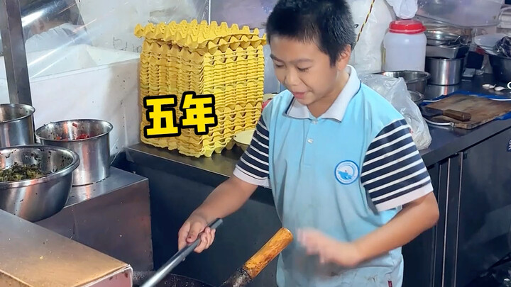 Primary school students' fried rice feeds a group of college students