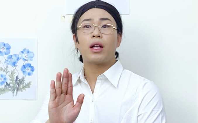 Flight attendant Qiuju sizes people up and plays them just right—once you’ve got that diamond card, 