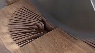 用手提锯切割圆形木板，很干净利索的操作