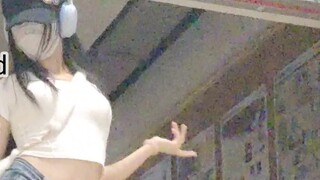 Xiaodian menari Queencard dengan penuh semangat saat istirahat