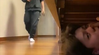 【Bitch TV】ซ่อนตัวใต้เตียงเพื่อขู่ผู้คน