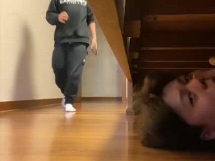 【Bitch TV】Hiding under the bed to scare people