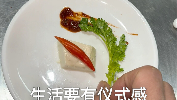 Flowers bloom and then fall; the scenery remains, but the people are gone. Li Qi!