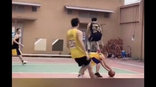 男生打篮球进完球后去防对手，结果万万没想到