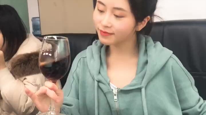 [Office Xiaoye] So this is how you decant red wine! Did you get it?
