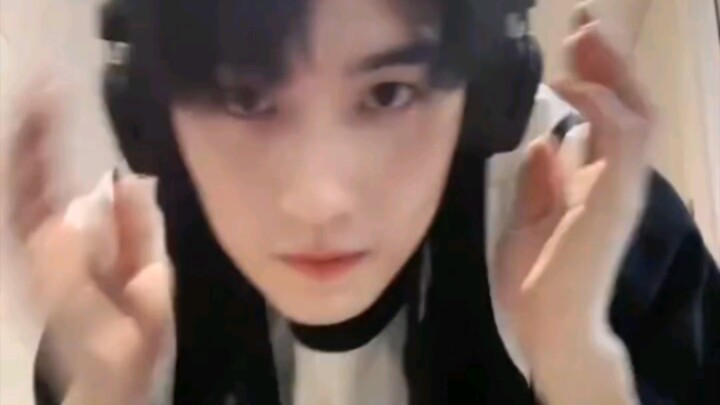 猫猫又跳舞啦！你们快夸他跳的好啊快去夸啊！最后偷偷瞄一眼也太可爱啦！[黄俊捷]