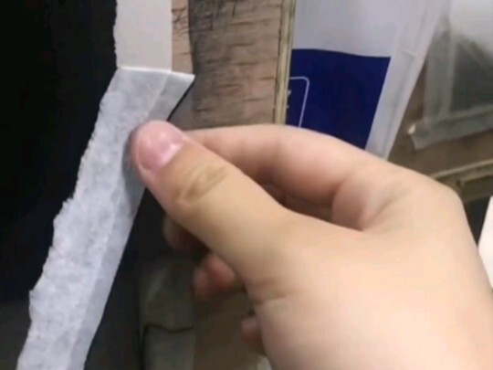美术生撕纸胶带时的激动快乐瞬间