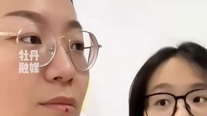 Mom asks her daughter about the difference between Dad and Mom, but the daughter doesn’t want to ans