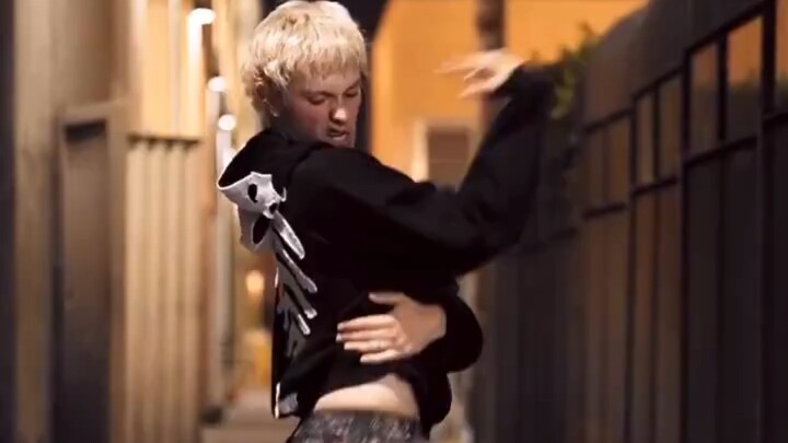 KATSEYE’s choreographer Grant dances to “ICONIC BY MISTAKE”