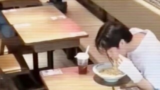 暖心瞬间！女生帮男士喂饭/男生被女友发现按摩脚。