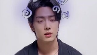 哈哈哈哈哈哈，肖战表示不理解为什么这个手势舞很火，但是愿意学给我们看。