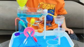 Gunakan 3 botol plastik untuk membuat kincir air air terjun kecil, alat bermain air yang wajib dimil