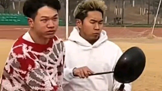 Apa yang dapat dilakukan tiga orang sambil berlari?