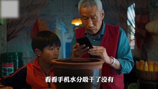 A boy found a cellphone by the river and tried every possible way to fix it—what an emotional ending