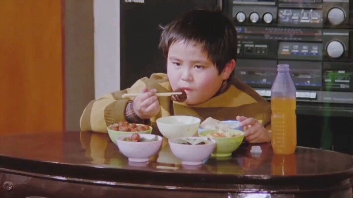 Em bé vừa chào đời đã mang độc tính cực mạnh, chỉ có thể ăn riêng, không thể cảm nhận tình thân!