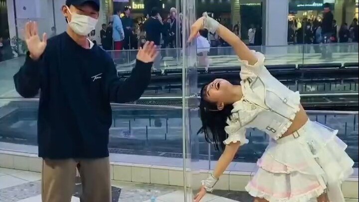 จะมีใครปฏิเสธความรักอันยิ่งใหญ่ของไอซูได้ล่ะ! 😡 การประชันเต้นอย่างจริงจังระหว่างโอตาคุชาวญี่ปุ่นกับไ