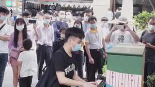 当听到 进击的巨人OP《献出心脏》的旋律后，匆匆行人驻足聆听