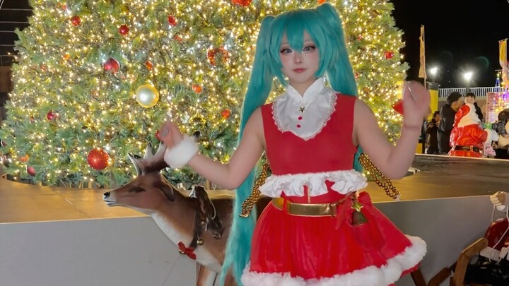Merry Christmas Miku cosplay