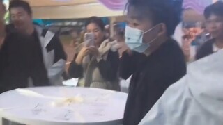 يا للهول! وانغ يوان ووانغ بيان تصالحا أخيرًا! وانغ بيان بادر بإهداء كعكة، فلاقى ترحيبًا حارًا من وان